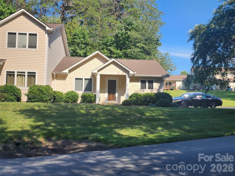 3236 White Oak Ct, Claremont, NC 28610