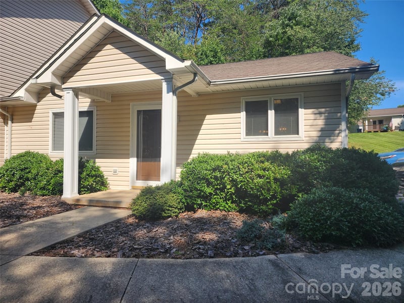 3236 White Oak Ct, Claremont, NC 28610