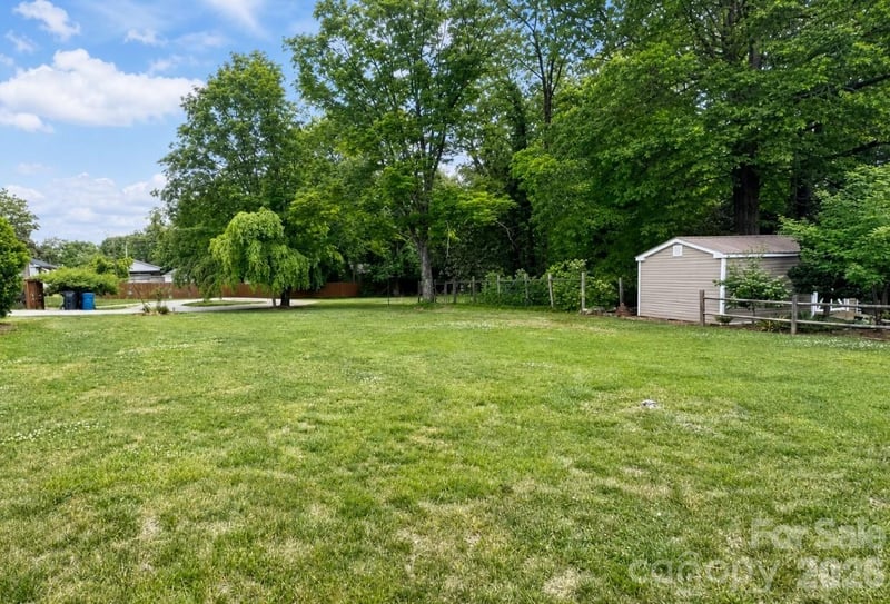 1857 8th Street Dr, Hickory, NC 28601