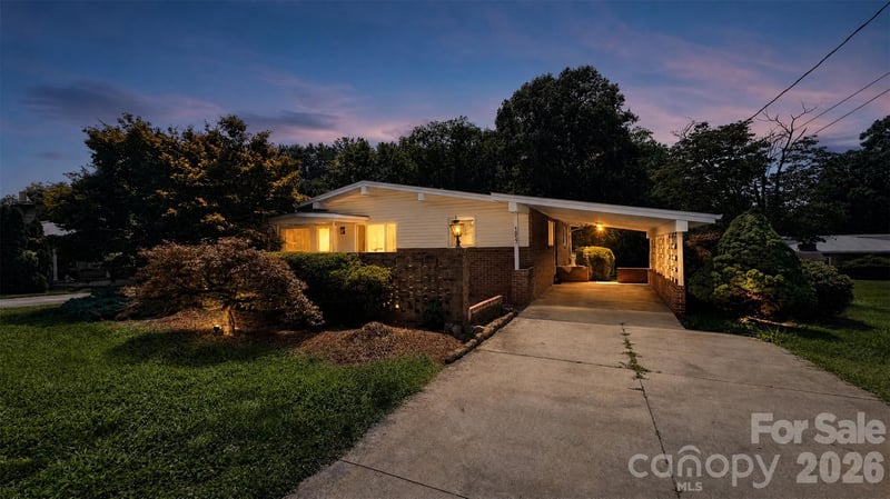 1857 8th Street Dr, Hickory, NC 28601