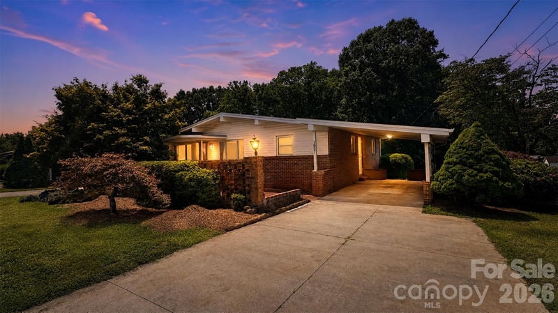 1857 8th Street Dr NE, Hickory, NC 28601