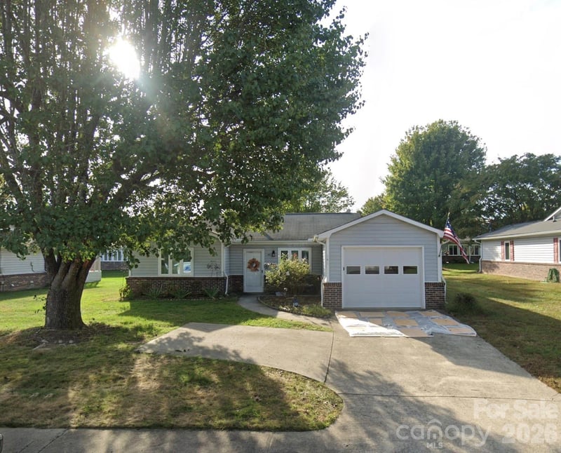 141 Derbyshire Dr, Hendersonville, NC 28792