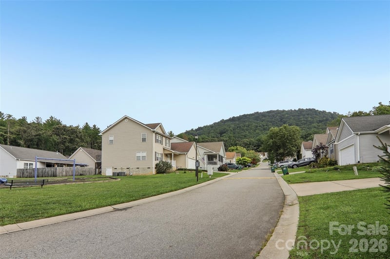 102 Woodcreek Cir, Swannanoa, NC 28778