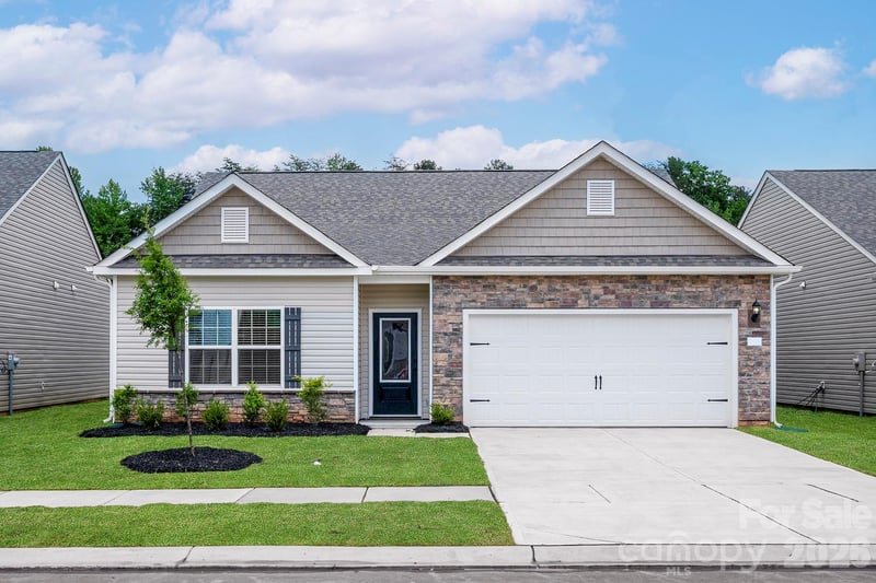 8129 Cravat Ct, Charlotte, NC 28215