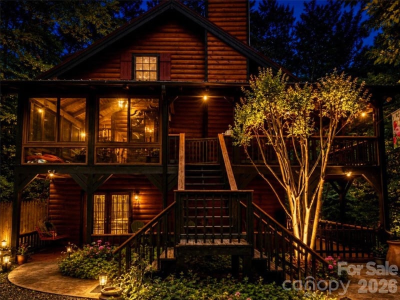 696 Top Of The Mountain Rd, Hendersonville, NC 28739