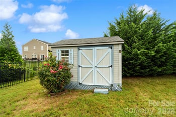 175 Glastonbury Dr, Mooresville, NC 28115