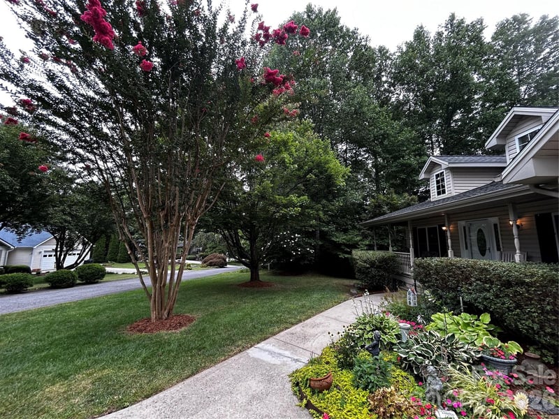 69 Red Cedar Dr, Hendersonville, NC 28792