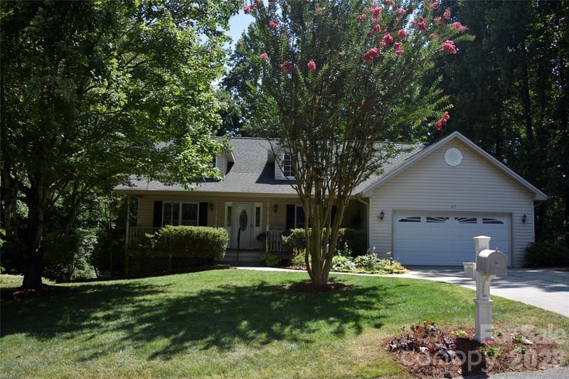 69 Red Cedar Dr, Hendersonville, NC 28792