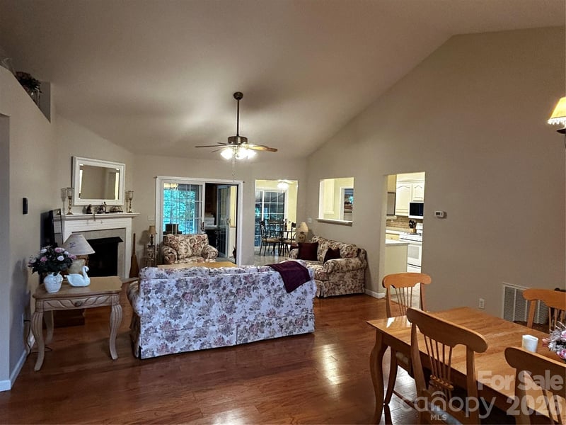 69 Red Cedar Dr, Hendersonville, NC 28792