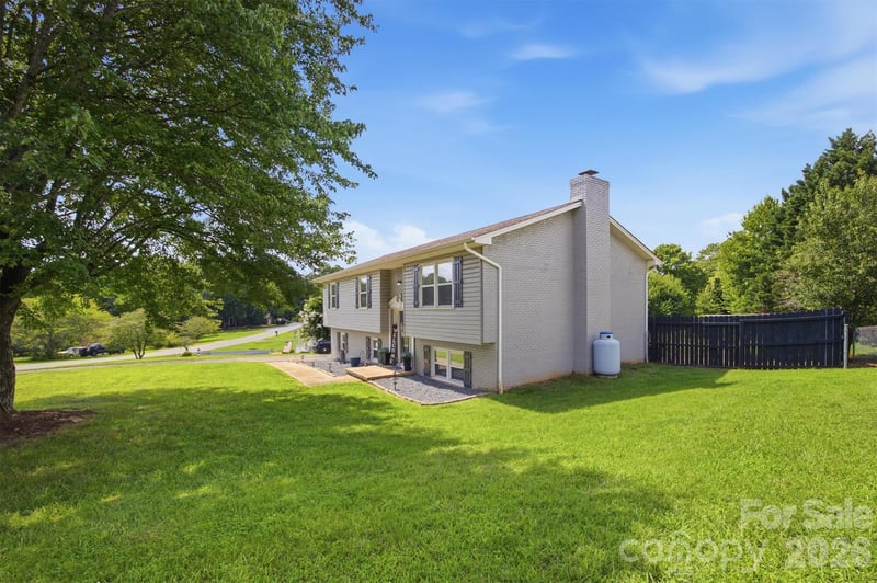 1772 Woodridge Cir, Hickory, NC 28602