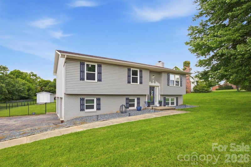1772 Woodridge Cir, Hickory, NC 28602