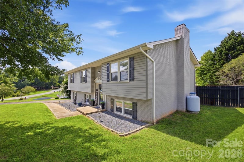 1772 Woodridge Cir, Hickory, NC 28602