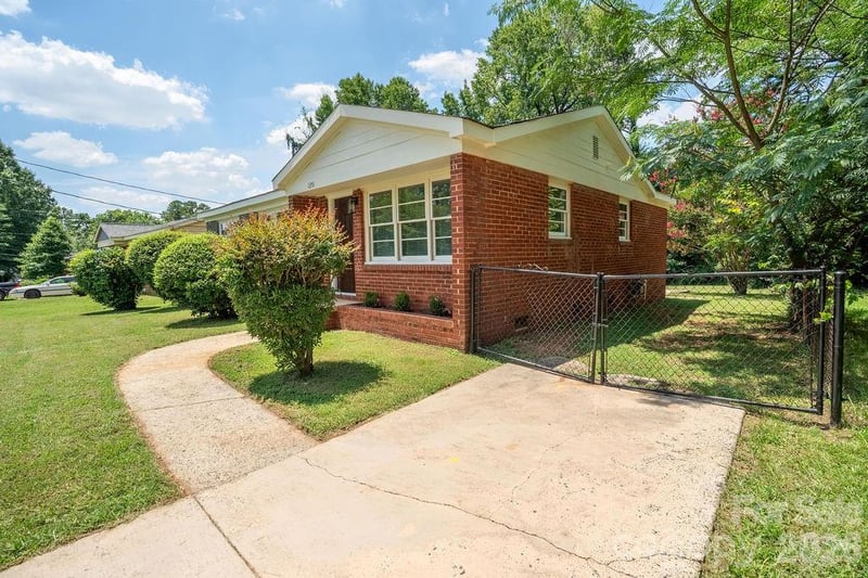 1351 Orvis St, Charlotte, NC 28216
