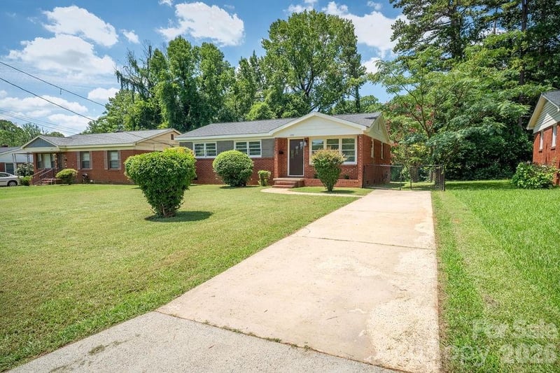 1351 Orvis St, Charlotte, NC 28216