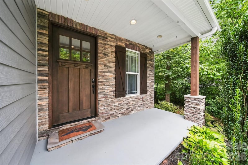 5810 Dwayne Starnes Dr, Hickory, NC 28602