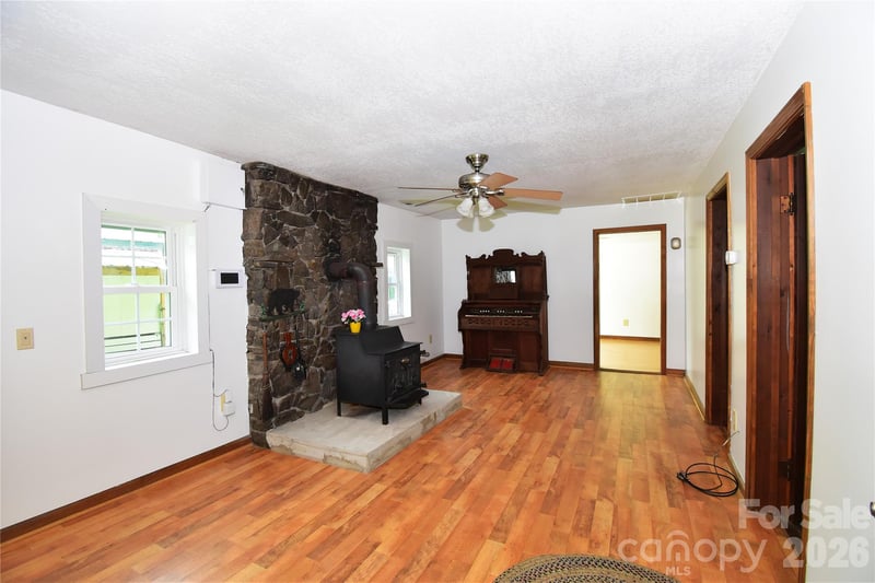 2124 Pisgah Hw, Candler, NC 28715