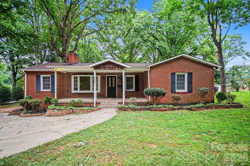 704 1st Avenue Pl, Conover, NC 28613