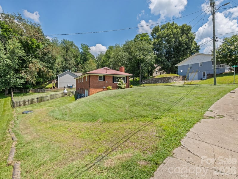 23 Elm St, Canton, NC 28716