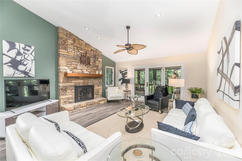204 Live Oak Ln, Hendersonville, NC 28791