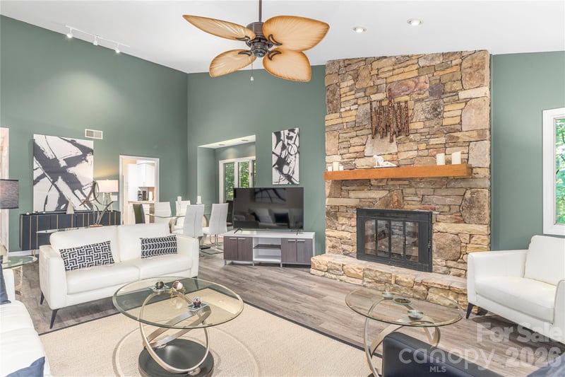 204 Live Oak Ln, Hendersonville, NC 28791