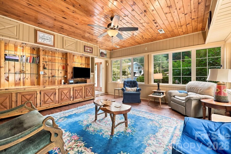 1925 Laurel Park Hw, Hendersonville, NC 28739