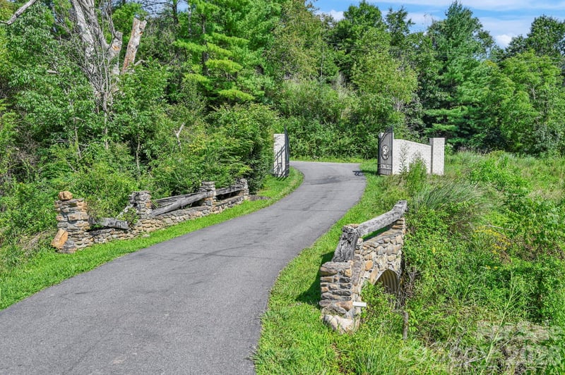 170 Bull Creek Rd, Mars Hill, NC 28754