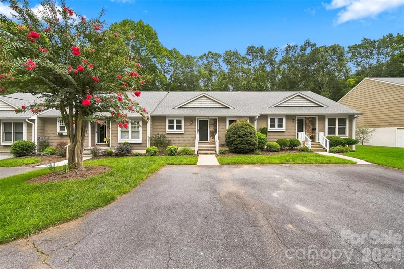 419 19th Avenue Ct, Hickory, NC 28601