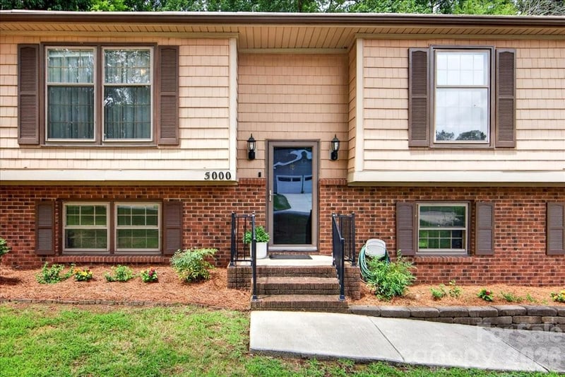 5000 Cedar Forest Dr, Charlotte, NC 28226