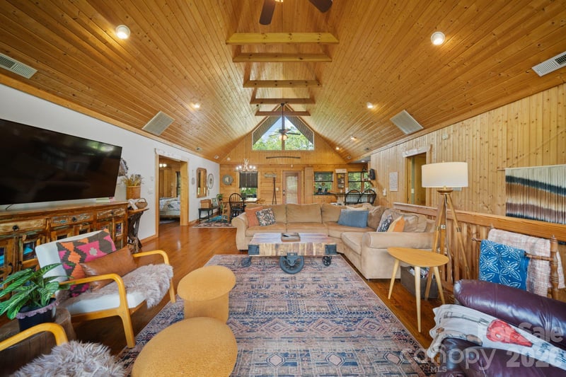 417 Garden Ln, Lake Lure, NC 28746