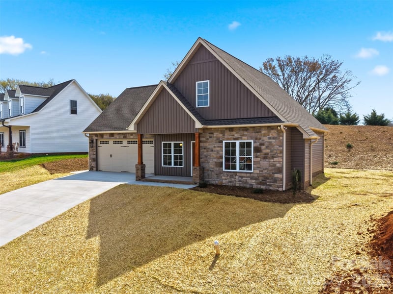 4957 Southview Dr, Hickory, NC 28602