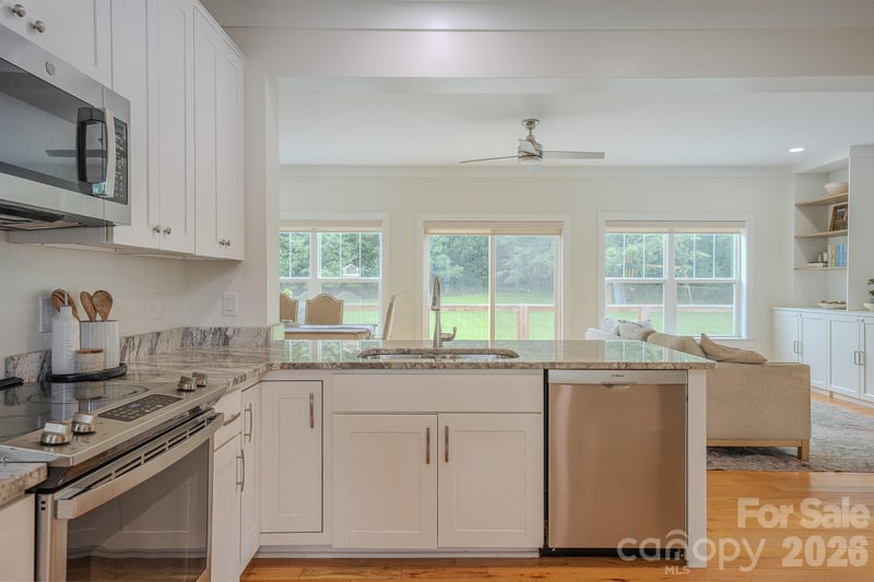 160 Ridge View Dr, Clyde, NC 28721