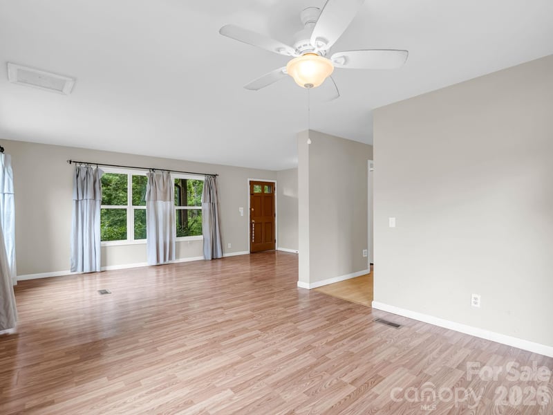 1 Lakewood Rd, Hendersonville, NC 28792