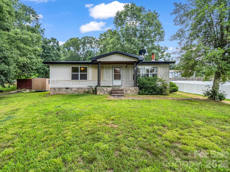 1 Lakewood Rd, Hendersonville, NC 28792
