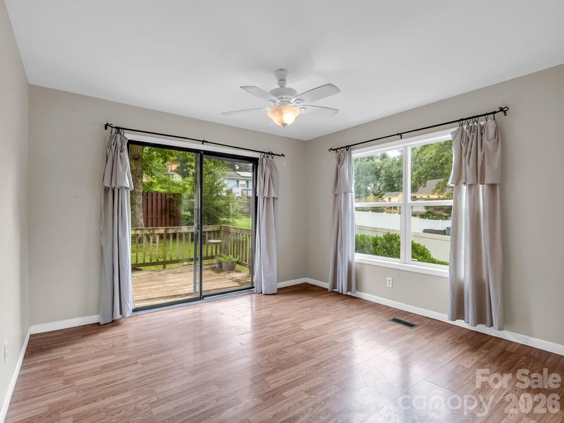 1 Lakewood Rd, Hendersonville, NC 28792