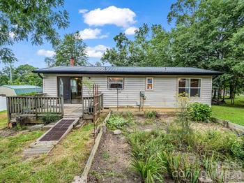 1 Lakewood Rd, Hendersonville, NC 28792