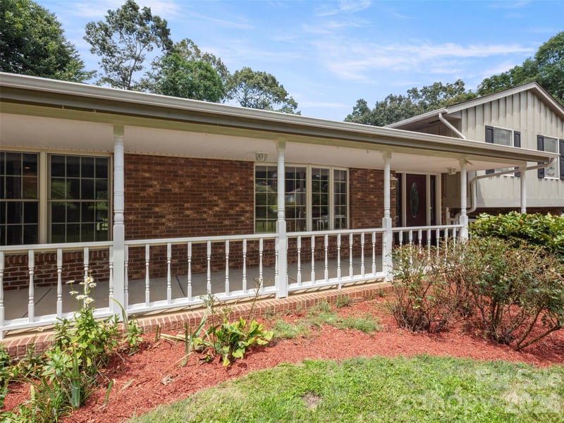 8 English Pl, Candler, NC 28715