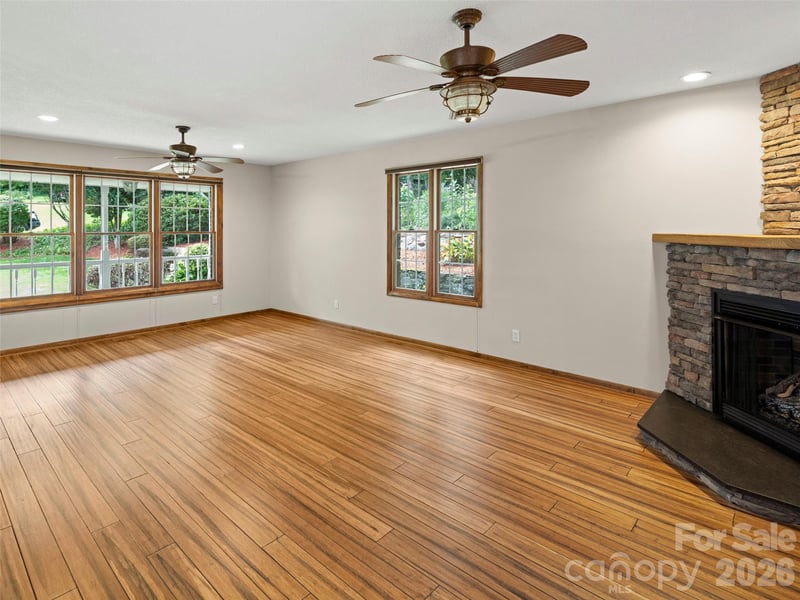 8 English Pl, Candler, NC 28715