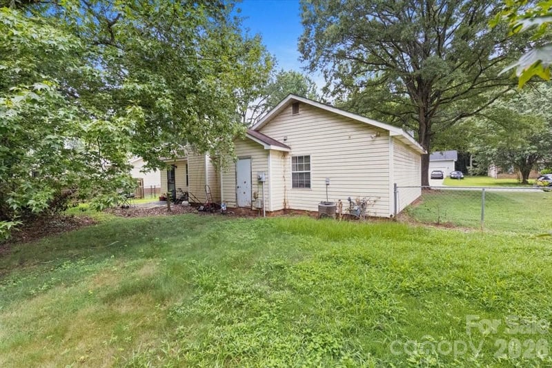 615 Pennwood Ln, Charlotte, NC 28215