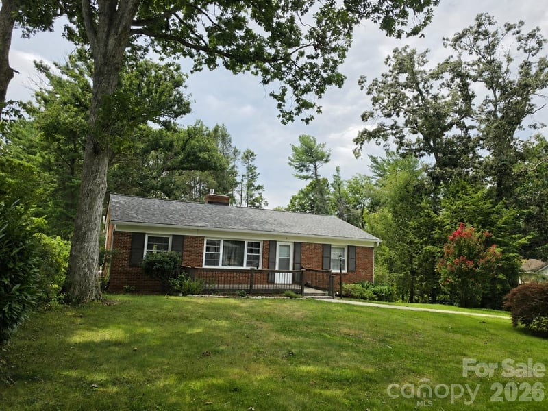 15 Lynnstone Ct, Asheville, NC 28805