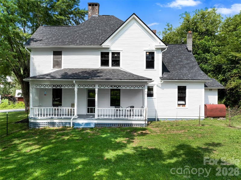 5 Clarks Cove Rd, Leicester, NC 28748