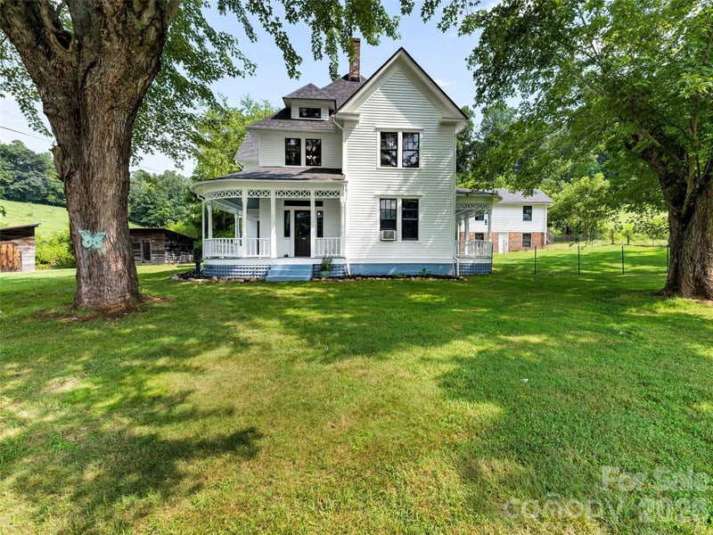 5 Clarks Cove Rd, Leicester, NC 28748