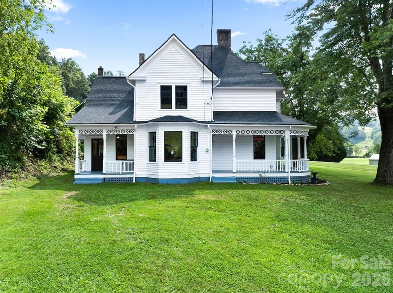 5 Clarks Cove Rd, Leicester, NC 28748