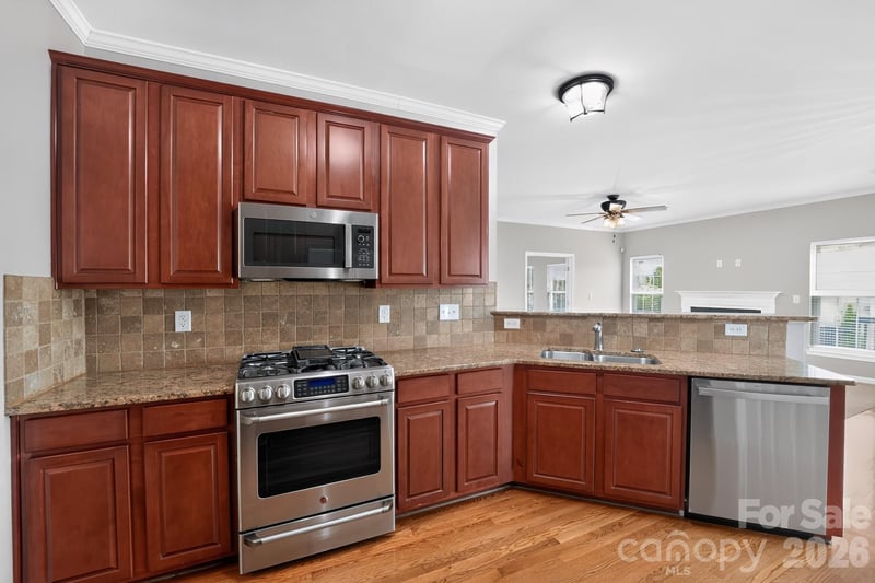 2515 Bethesda Oaks Dr, Gastonia, NC 28056