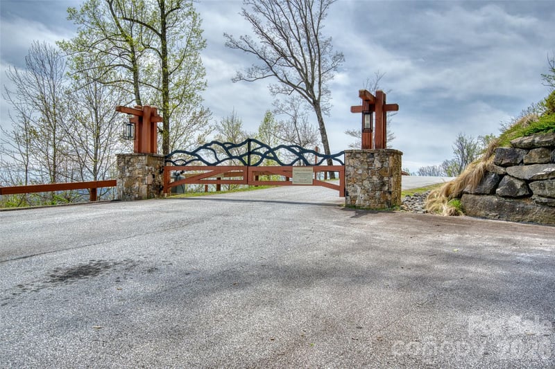R5 Curtain Bluff, Hendersonville, NC 28791