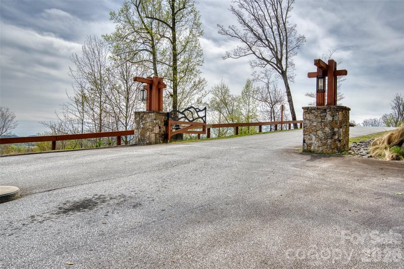 R5 Curtain Bluff, Hendersonville, NC 28791