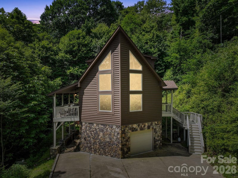 100 Moonshineholler Dr, Maggie Valley, NC 28751