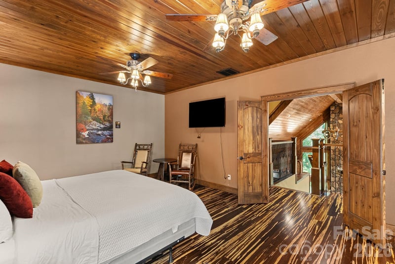 100 Moonshineholler Dr, Maggie Valley, NC 28751