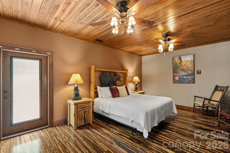 100 Moonshineholler Dr, Maggie Valley, NC 28751