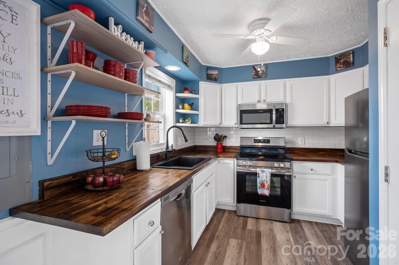 109 Loch Haven Rd, Swannanoa, NC 28778