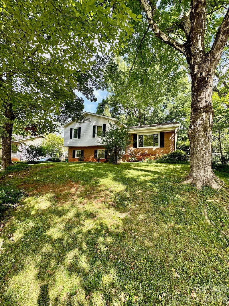 7200 Woodstock Dr, Charlotte, NC 28210